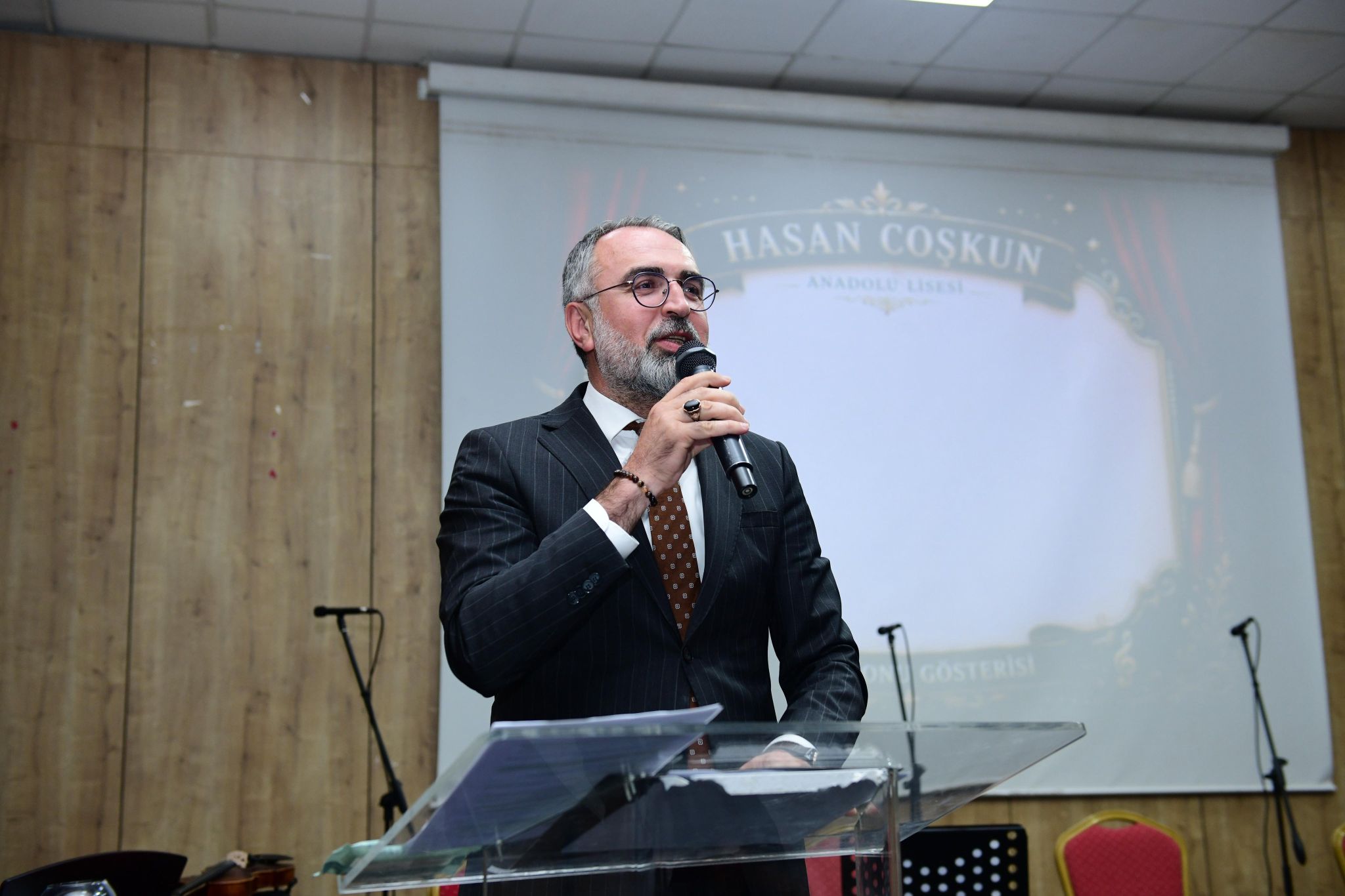 Hasan Coşkun Anadolu Lisemizin yıl sonu gösterisinde öğrencilerimizin heyecanına ortak olduk.