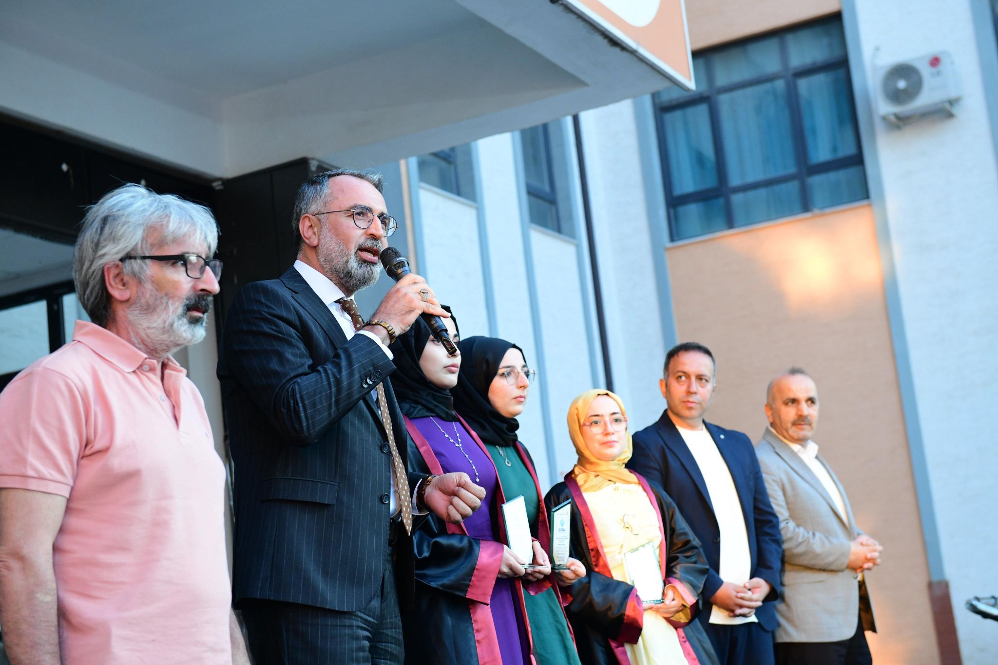 Mezuniyet Programı'na katılarak öğrencilerimizin ve ailelerinin heyecanına ortak olduk