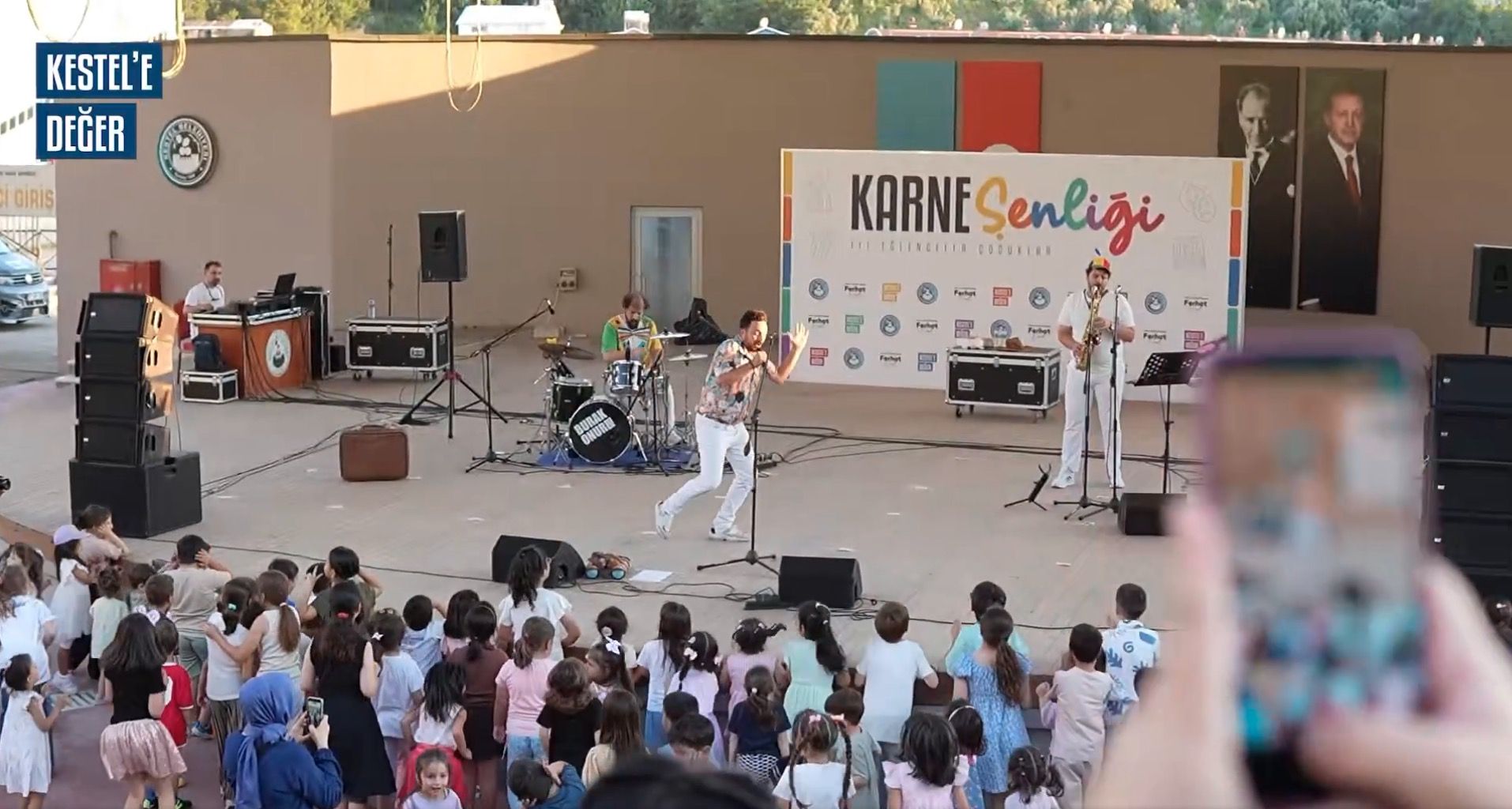Şarkılar hep bir ağızdan söylendi, oyunlar oynandı, kahkahalar Kestel Amfi Tiyatro'yu sardı
