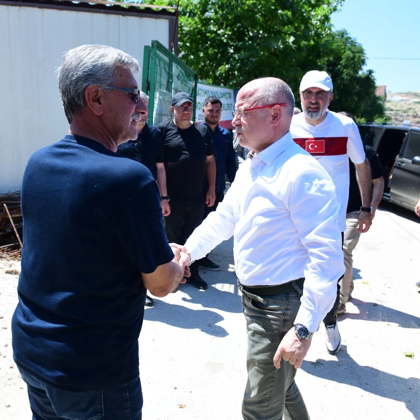 Yapımı hızla devam eden camimizin son durumunu inceleyerek çalışmalar hakkında bilgi aldık. 