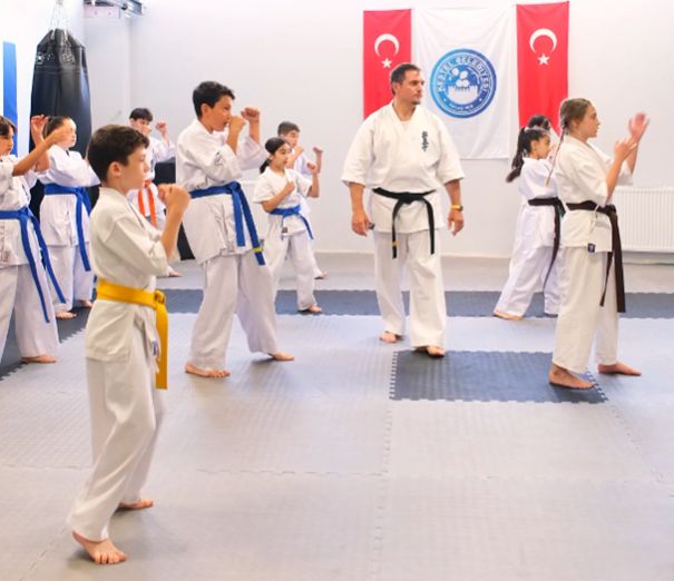 Kestel Belediyesi Yaz Spor Okullarımız kapsamında 4 farklı tesisimizde, 15 branşta eğitimlerimiz devam ediyor. 