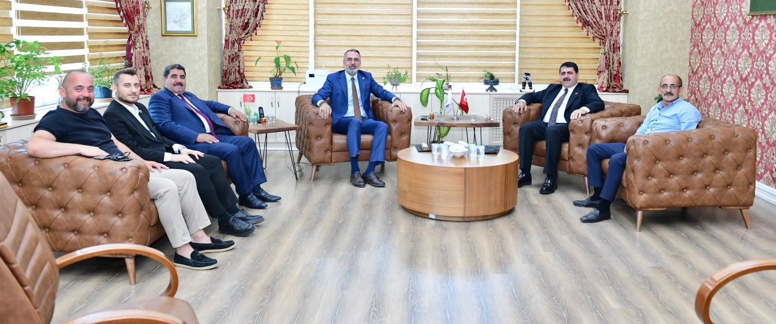 İl ve İlçe başkanlarımızın nazik ziyaretleri dolayısıyla kendilerine teşekkür ediyor, çalışmalarında başarılar diliyorum.