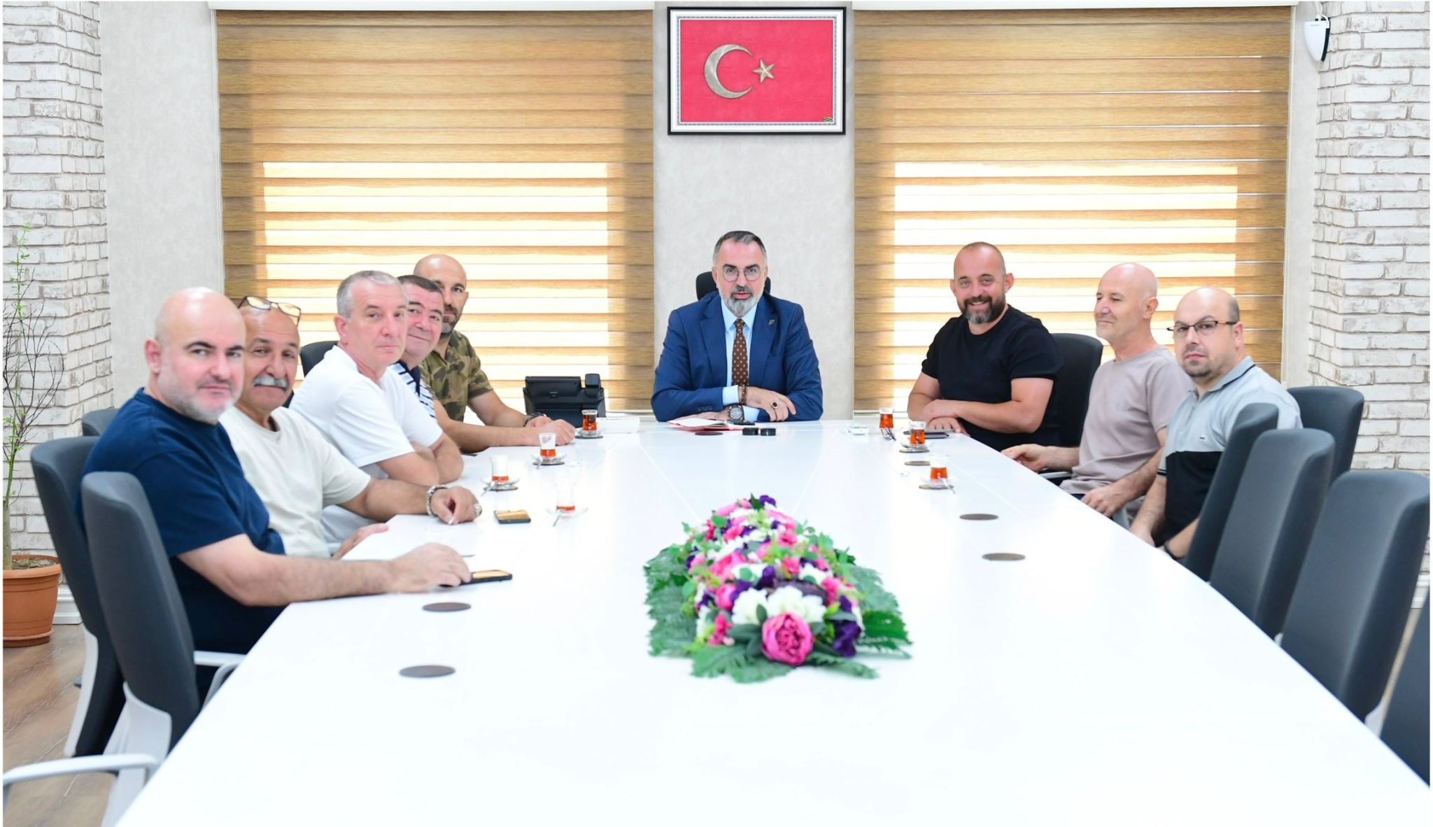 Hemşehrilerimizle bir araya gelmeye, taleplerini dinlemeye ve görüş alışverişinde bulunmaya devam ediyoruz.