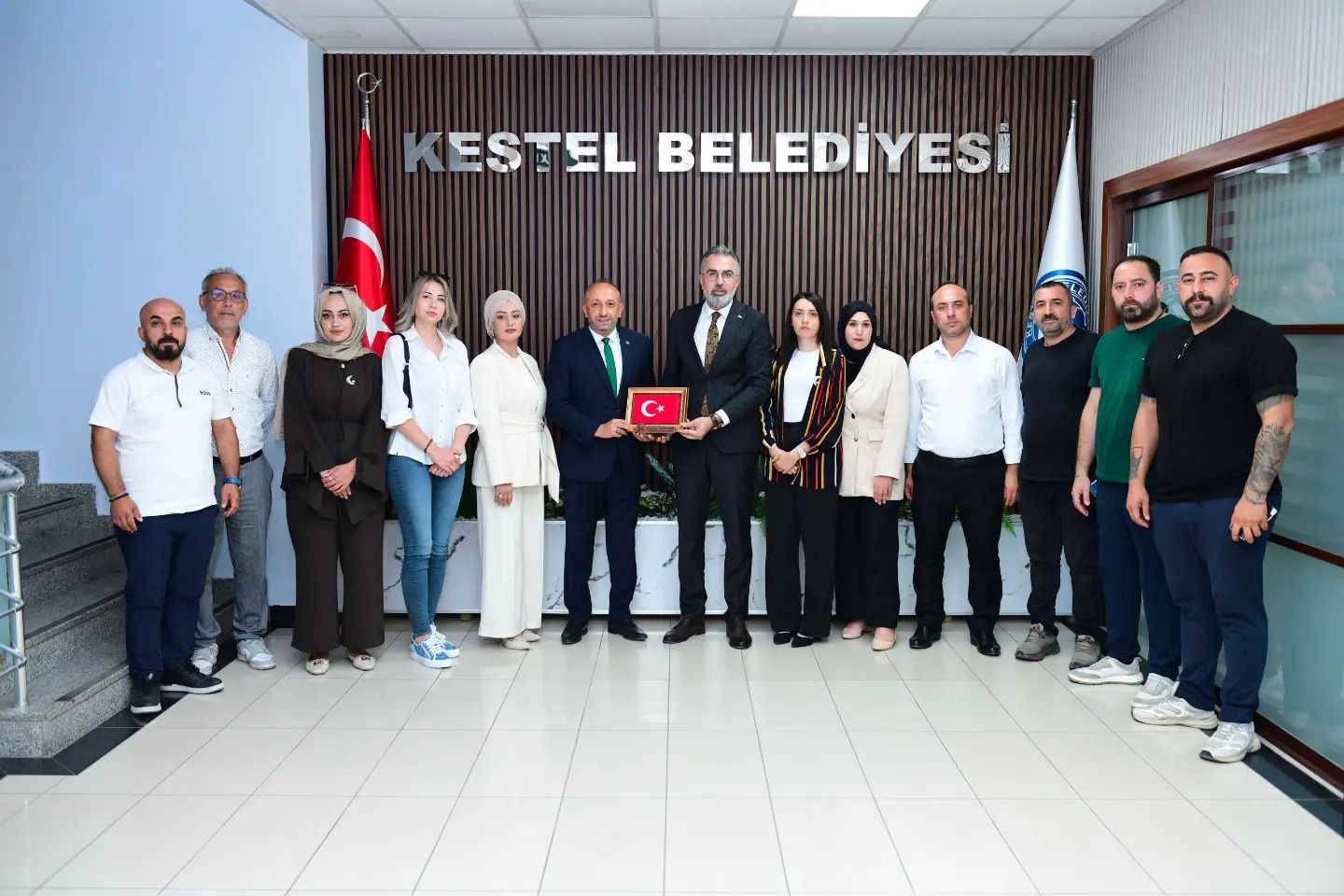 Milliyetçi Hareket Partisi Kestel İlçe Başkanı Sayın Ahmet Eraslan ve yeni yönetimini Belediyemizde misafir ettik.